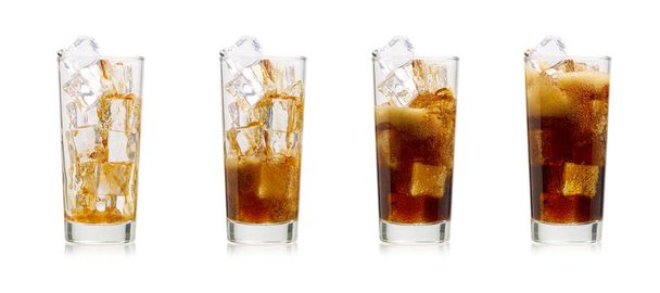 Cola mit Eiswürfeln auf weißem Eis ins Glas gießen - Foto, Bild