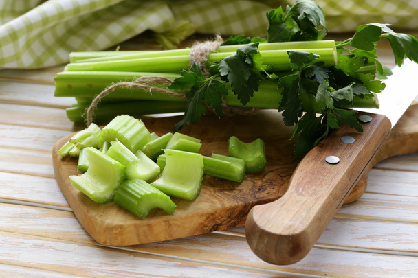 nasekané zelené celer na dřevěné desce kuchyně - Fotografie, Obrázek
