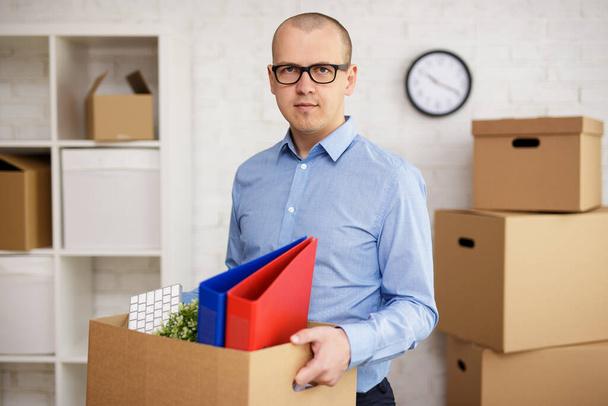 felice giovane uomo d'affari con scatole trasferirsi in un nuovo ufficio - Foto, immagini