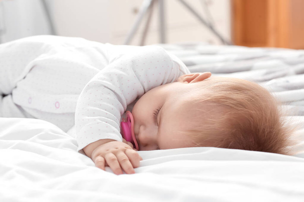 Söpö vauva nukkuu sängyllä - Valokuva, kuva