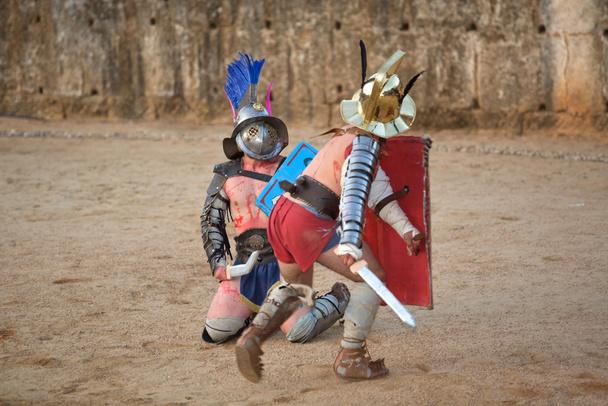 Thracische gladiator op knieën - Foto, afbeelding