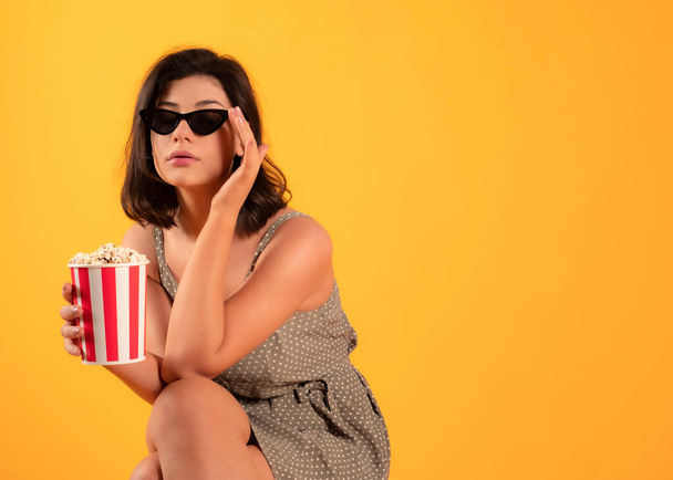 vrouw met 3d bril en popcorn naar de bioscoop concept - Foto, afbeelding