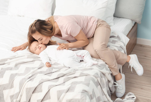 Matka s roztomilé malé dítě spí na posteli - Fotografie, Obrázek