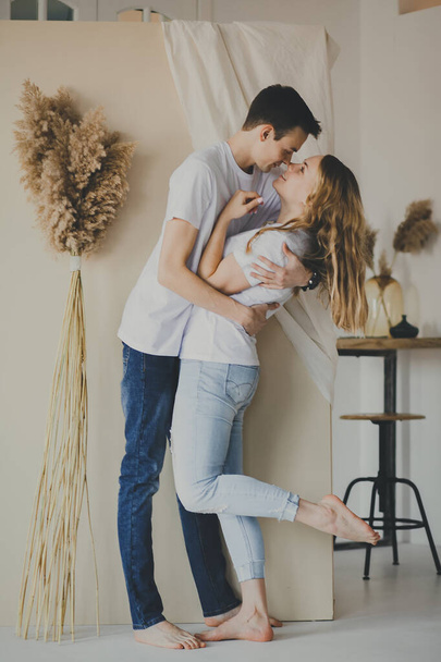 Retrato de pareja romántica joven atractiva abrazándose y besándose en el fondo de la hierba pampeana. Amor y relaciones estilo de vida. - Foto, Imagen