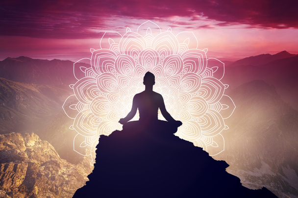 Mandala ile yoga nilüfer pozisyonunda meditasyon. Farkındalık ve özgüven pratiği. Güzel manzarada meditasyon yapan birinin silüeti.. - Fotoğraf, Görsel