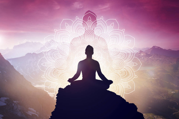 Meditación en posición de loto de yoga. Práctica de mindfulness y auto-asombro. Silhiueta de persona meditando en bellísimo paisaje. - Foto, imagen