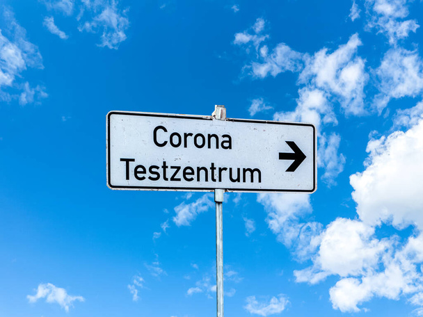 Znak informacyjny Centrum testowe Corona w Niemczech - Zdjęcie, obraz