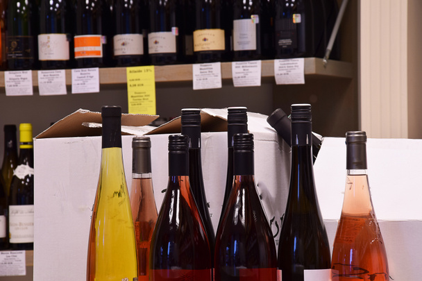 O vinho é colocado em uma caixa e pronto para entrega em casaGarrafas de vinho na loja de vinhos e pronto para entrega em domicílio - Foto, Imagem