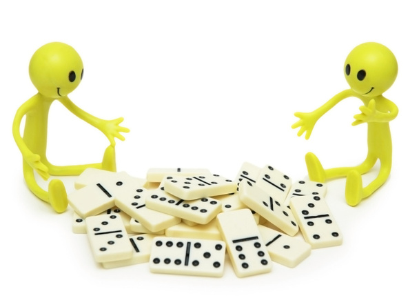 Dois smilies que jogam com dominós isolados no branco
 - Foto, Imagem