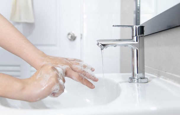 Los hombres se están lavando las manos en los sumideros para limpiar las bacterias respiratorias y los virus, el saneamiento y reducir la propagación de COVID-19 que se extiende por todo el mundo, Higiene, concepto de saneamiento. - Foto, imagen