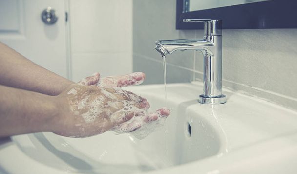 Gli uomini si stanno lavando le mani nei lavandini per eliminare batteri e virus respiratori, igienizzare e ridurre la diffusione di COVID-19 che si diffonde in tutto il mondo, Igiene, Concetto di igiene. - Foto, immagini