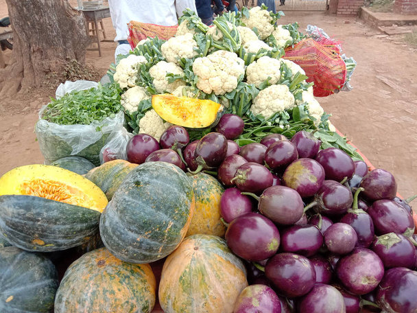 zielone świeże i zdrowe warzywa na rynku - Zdjęcie, obraz