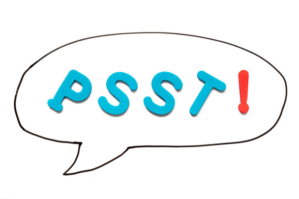 Alfabet brief met woord PSST in zwarte lijn handtekening als zeepbel toespraak op witte boord achtergrond - Foto, afbeelding