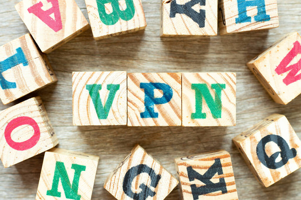 Alphabet letter block in word VPN (abréviation de réseau privé virtuel) avec un autre sur fond de bois - Photo, image