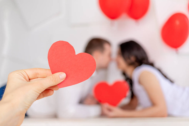 День святого Валентина, красное сердце на фоне любящей пары - Фото, изображение