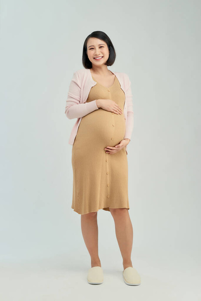 Беременная женщина в материнском платье - Фото, изображение