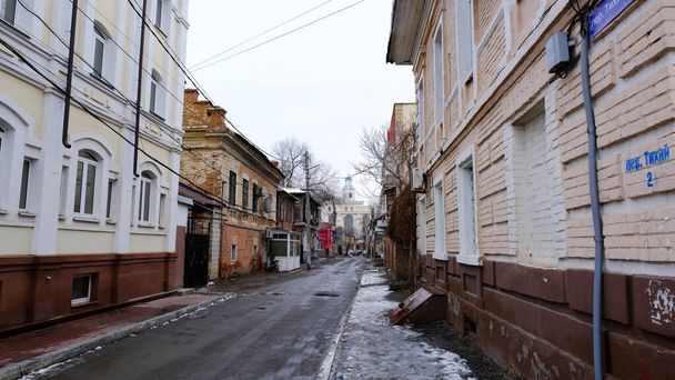 Astrakhan, Russia, January 13, 2021. Old buildings of the city. Facade. Quiet lane - Foto, Bild