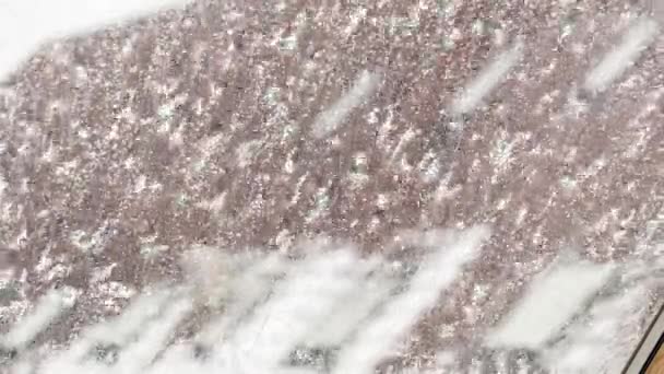 Frost und Schnee am Fenster, im Winter. Schmelzen und Stapeln - Filmmaterial, Video