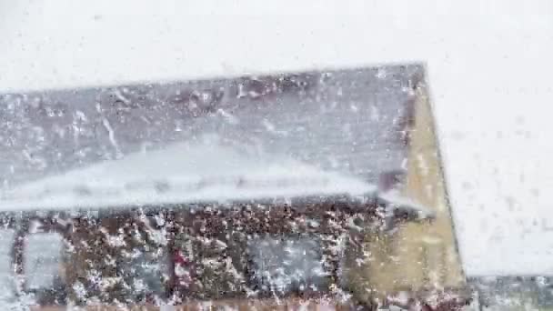givre et neige sur la fenêtre, en hiver. Fonte et empilage - Séquence, vidéo