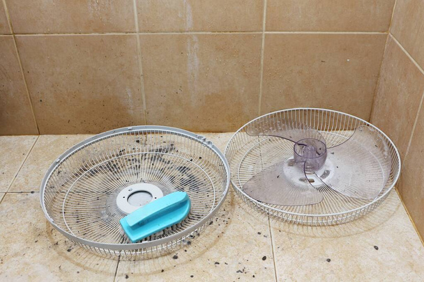 Parti di pulizia di un ventilatore nella stanza di lavaggio. - Foto, immagini