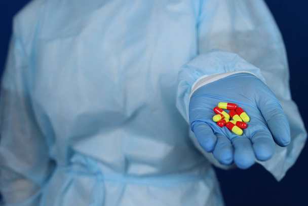 comprimidos cápsulas na mão de um médico ou enfermeiro - Foto, Imagem