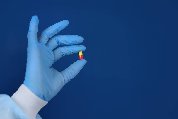 arts of verpleegkundige geeft een pil, capsule, concept geneeskunde - Foto, afbeelding
