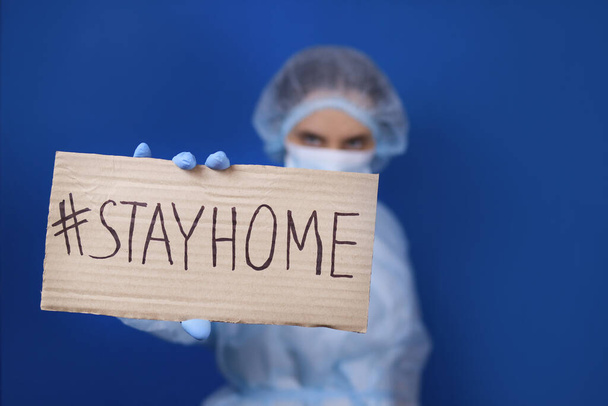 Arzt mit Bleibezeichen zu Hause. Drängt die Menschen, im Haus zu bleiben und das Coronavirus zu bekämpfen. Selektiver Fokus - Foto, Bild