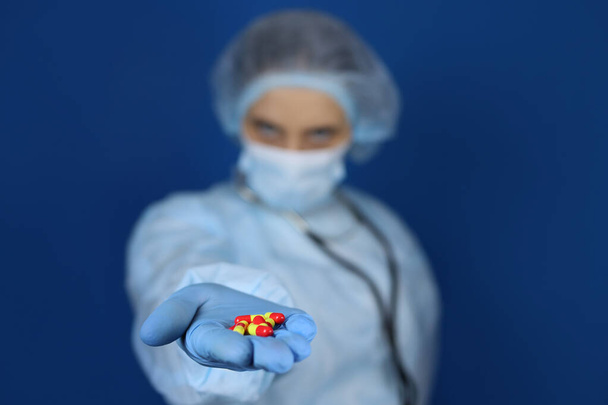 lékař nebo zdravotní sestra podává pilulku, tobolku, koncept lék. Selektivní zaměření - Fotografie, Obrázek