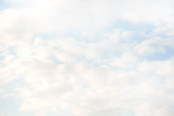 Güneşli bir arka plan dokusunda mavi gökyüzünde güzel sirrus bulutları. Duvar kağıdı loca kutusu - Fotoğraf, Görsel