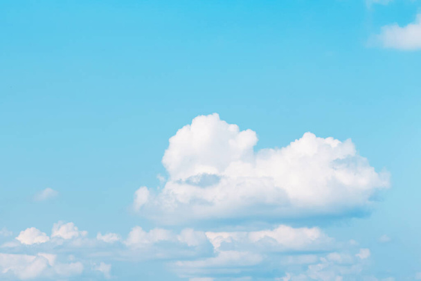 Beaux cirrus nuages sur ciel bleu sur une texture de fond de journée ensoleillée. papier peint skybox - Photo, image