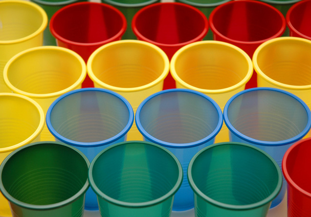 Varios vasos de plástico de color
 - Foto, imagen