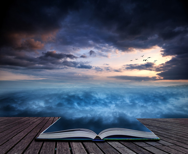 βιβλίο έννοια φαντασία skyscape ηλιοβασίλεμα πάνω από το σουρεαλιστικό δίνη μορφές - Φωτογραφία, εικόνα