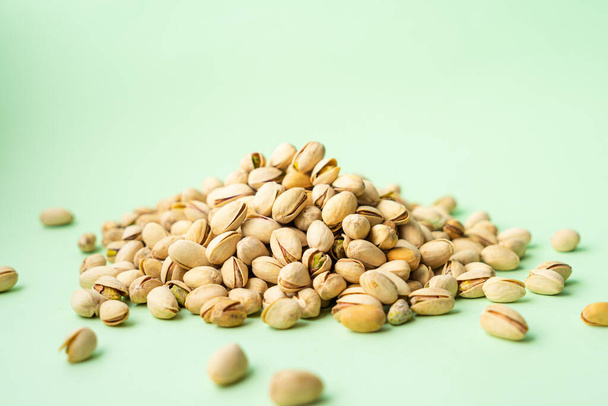 toasted pistachios. Nuts vegan protein - 写真・画像