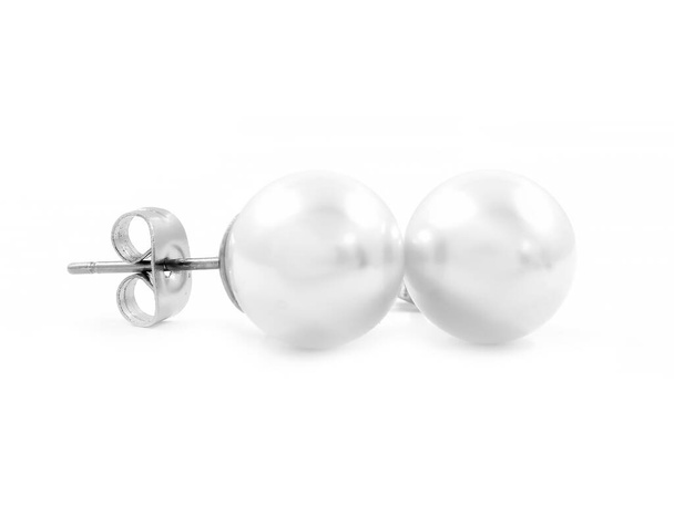 真珠のイヤリング。ステンレス製だ。1つの色の背景。OEM非ブランド製品 - 写真・画像