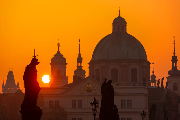Auringonnousu yli pääkaupungin Tsekin - Praha kaupunki siluetteja rakennusten ja patsaiden - Valokuva, kuva