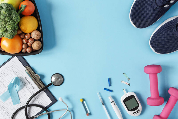 Zdrowe odżywianie i plan sportowy dla pacjentów z cukrzycą widok z góry na niebieskim tle. Koncepcja cukrzycy. - Zdjęcie, obraz