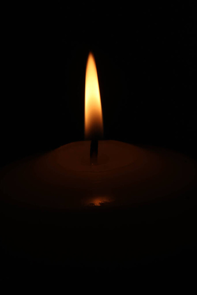 Hořící svíčka ve tmě, krásný malý plamínek - Fotografie, Obrázek