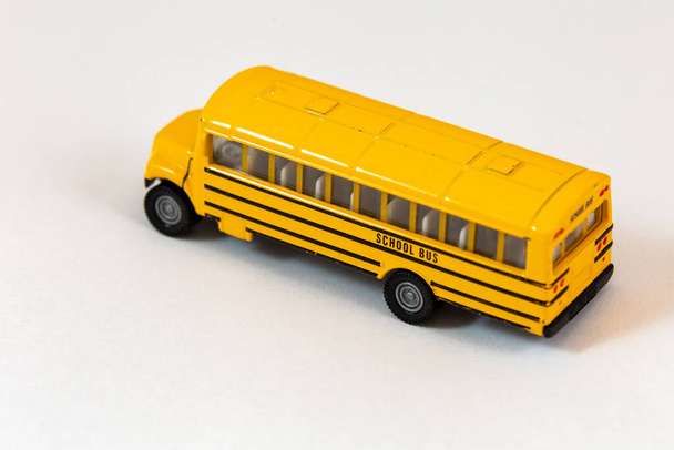 Juguete de autobús escolar amarillo. Vista desde el lado izquierdo - Foto, Imagen