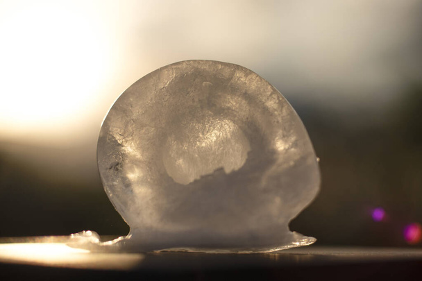 Лёд сфотографирован, просящим солнца - Фото, изображение