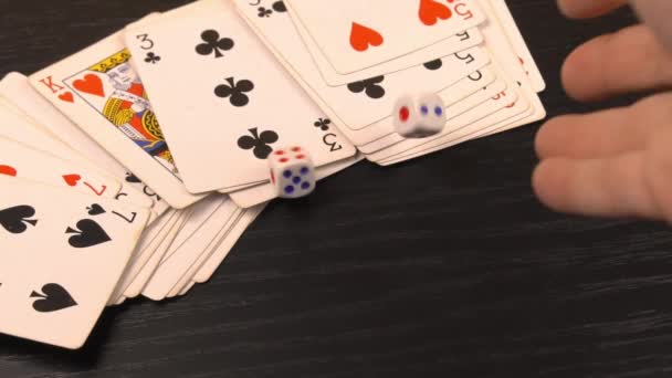 dados blancos, en una mesa de juego negro con cartas para jugar - Metraje, vídeo