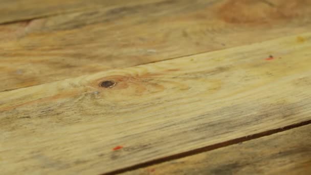 La mano lanza dos dados sobre la mesa de madera. Primer plano - Metraje, vídeo