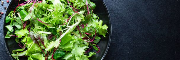 tuoretta vihreää salaattia salaattia sekoita mehukas mikrovihreä välipala keto tai paleo ruokavalio pöydällä terveellinen ateria välipala ylhäältä näkymä kopiotilaa tekstinruoka tausta maalaismainen - Valokuva, kuva