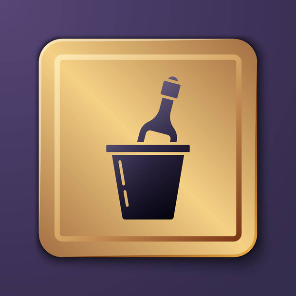 紫の背景に隔離された氷のバケツアイコンのシャンパンの紫色のボトル。金の四角形のボタン。ベクトル. - ベクター画像