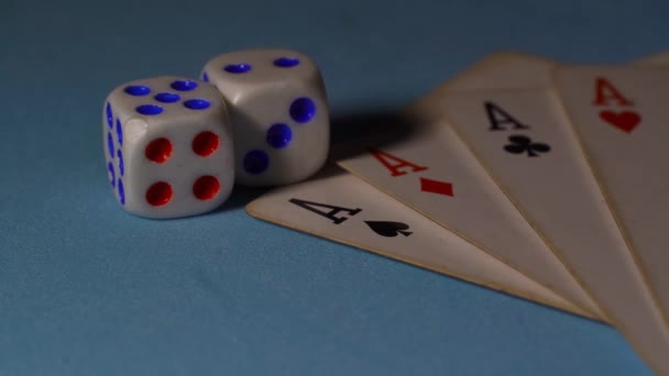 dés blancs, sur une table de jeu noire avec des cartes à jouer - Séquence, vidéo
