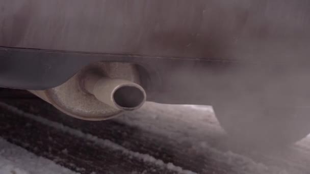 autó kipufogó, füst jön ki az autó kipufogó cső, - Felvétel, videó