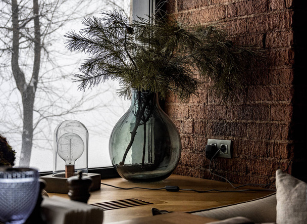 retro žárovky v interiéru zimního venkovského domu s dřevěnými prvky - Fotografie, Obrázek