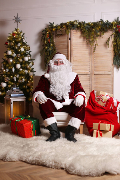 Santa Claus in photo zone decorated for Christmas - Foto, afbeelding