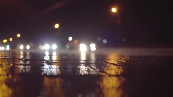 Wazige lichten van auto 's in een straat. Een lege straat, een lege weg. - Video