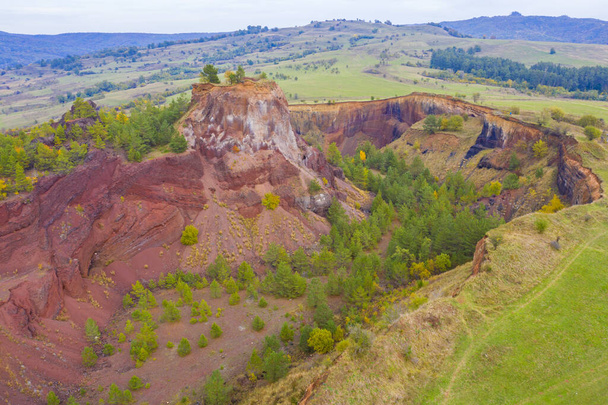 Luchtfoto van vulkanische krater, slapende vulkaan panorama. Vulkanische activiteit vond plaats in Roemeense Karpaten, dit gebeurde 10.000 jaar geleden. - Foto, afbeelding
