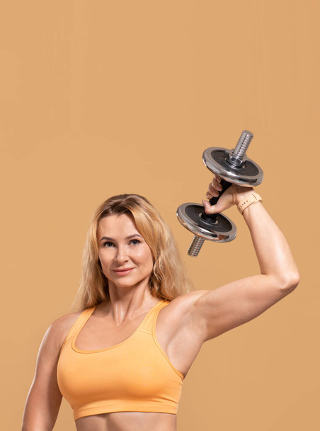 Vahva urheilija käyttää lihaksia ja voimaa harjoitus - Valokuva, kuva